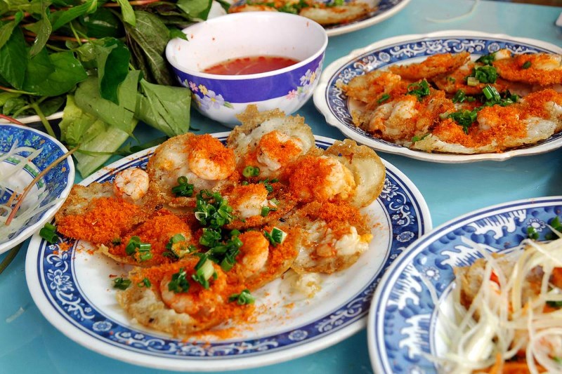 Thưởng thức bánh khọt tôm, mực tươi tại Bánh Khọt Gốc Vú Sữa